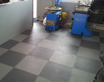 工廠用鎖扣式軟地板 黑色+灰色 工廠車(chē)間工業(yè)塑膠地板 即鋪即用無(wú)需停機(jī)